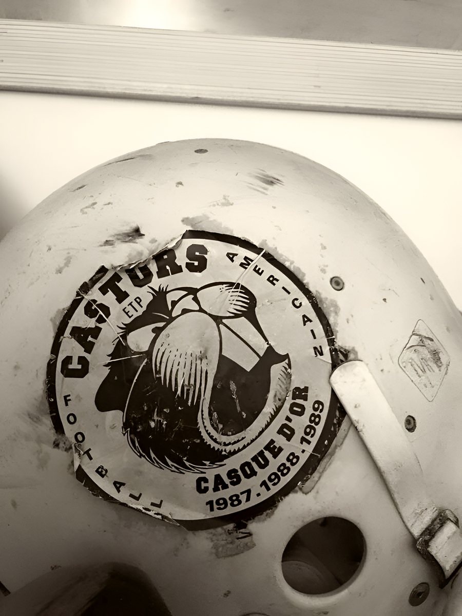 Casque des Castors de Paris gravé Casque d'Or 1987 1988 1989, relique du football américain français