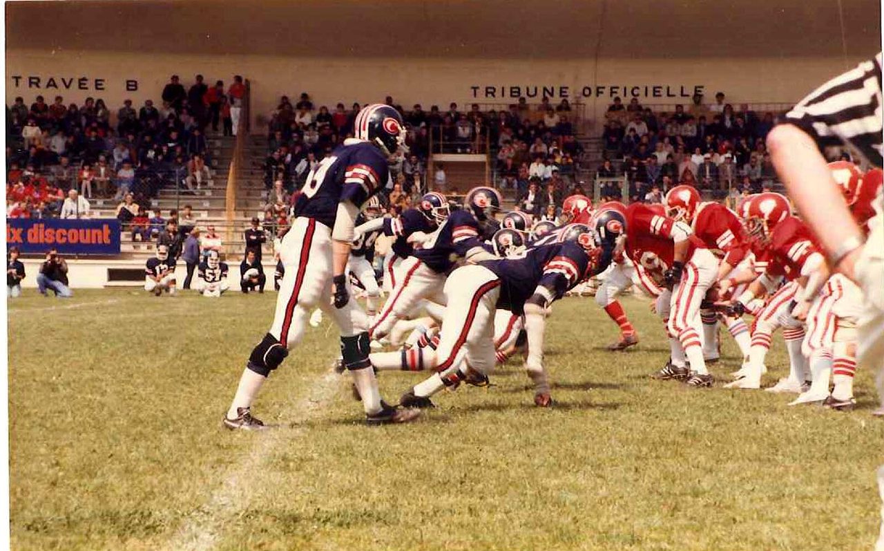 Match Challengers de Paris contre Spartacus de Paris devant des tribunes pleines, football américain français des années 1980