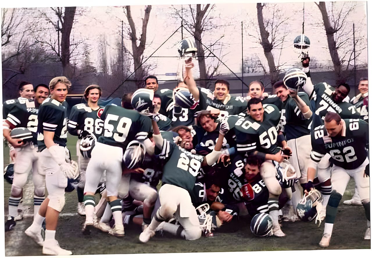 Les Jets de Saint-Cloud soulevant un trophée, champions du football américain français