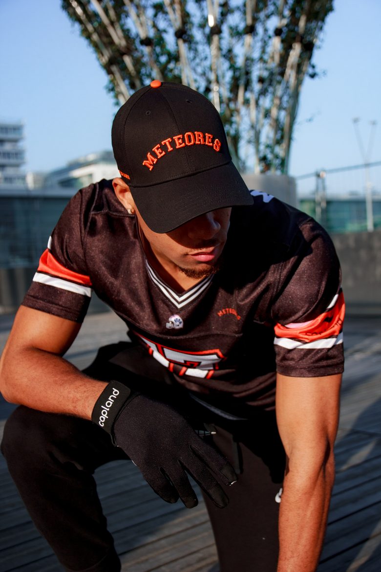 Homme portant le maillot Heritage des Météores de Nogent, casquette et gant Capland