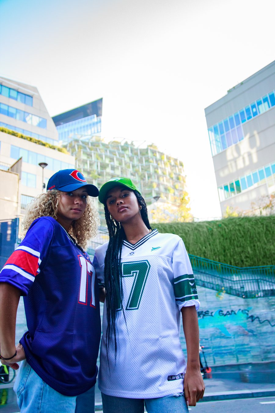 Deux femmes portant les maillots Heritage Capland des Challengers de Paris et des Jets de Saint-Cloud