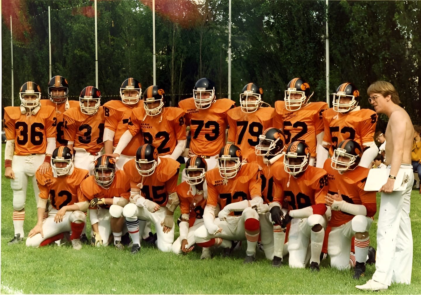 L'équipe des Météores de Nogent-sur-Marne en maillot orange, pionniers du football américain français