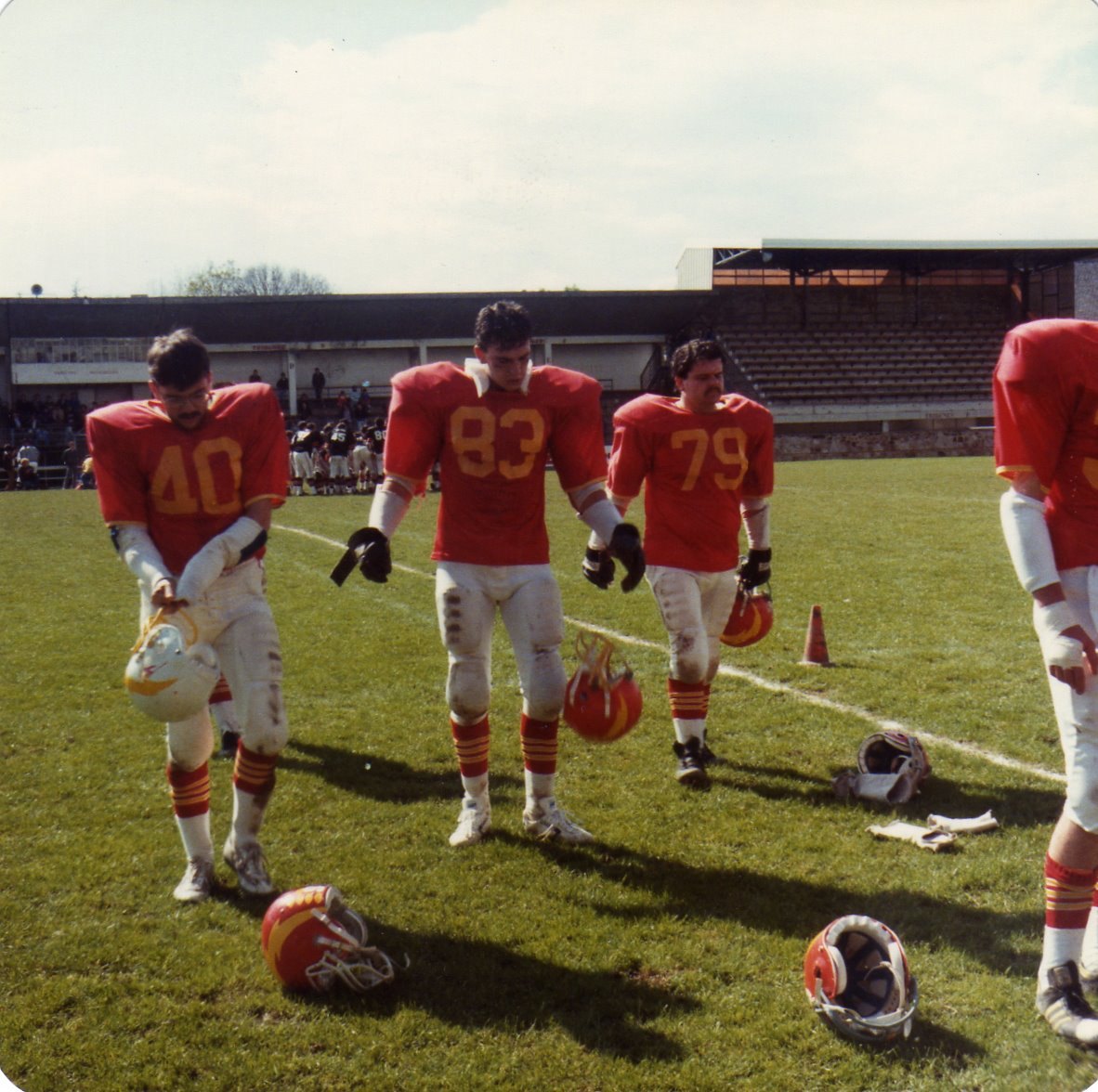 Joueurs des Hurricanes de Paris quittant le terrain, football américain français