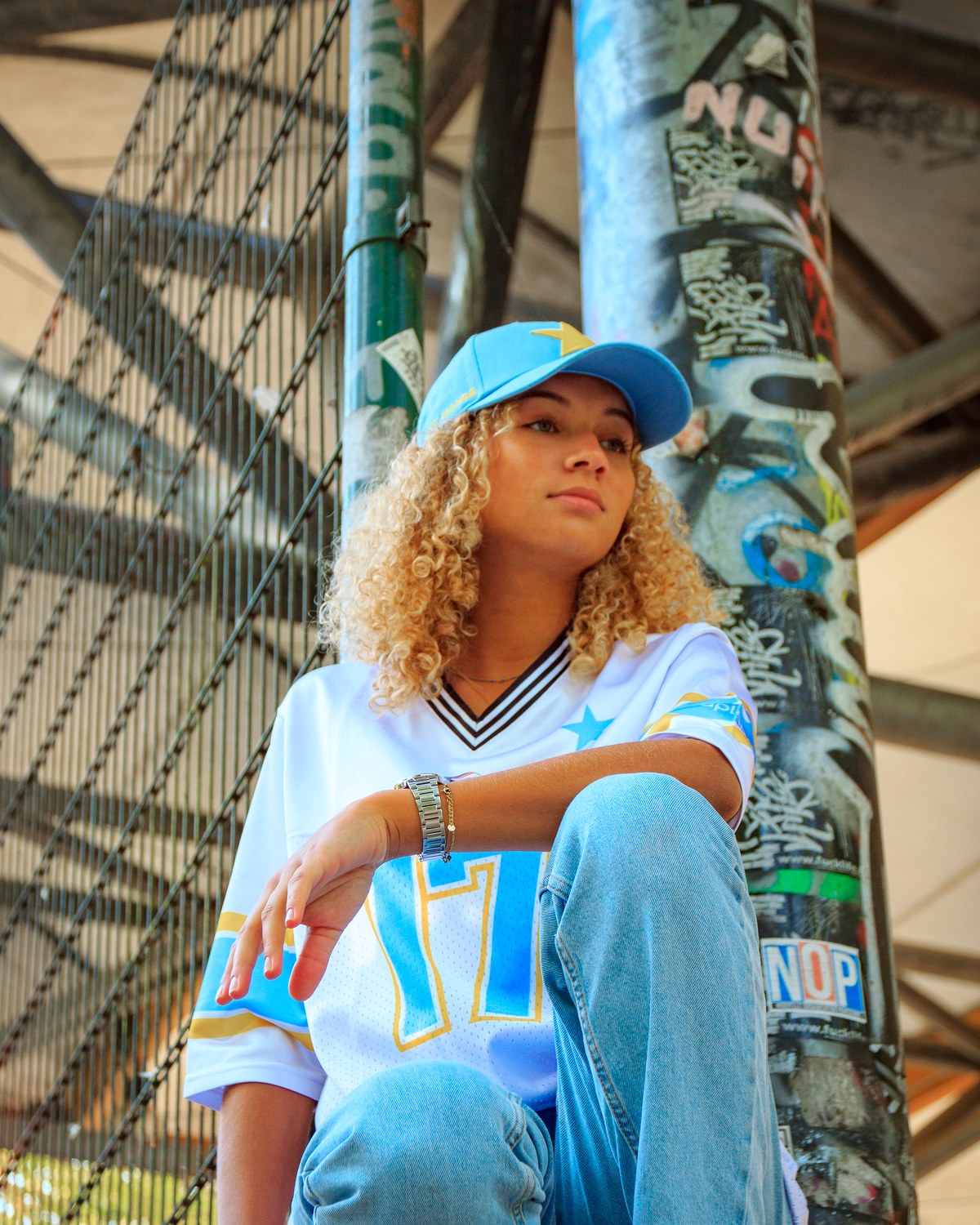 Une jeune femme portant le maillot Heritage Rangers de Saint-Mandé numéro 17, collection Capland aujourd'hui