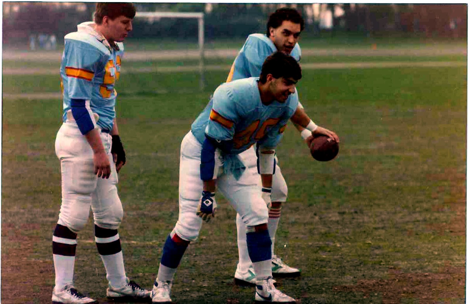 Trois joueurs des Rangers de Saint-Mandé en position sur un terrain dans la brume, archive du football américain français