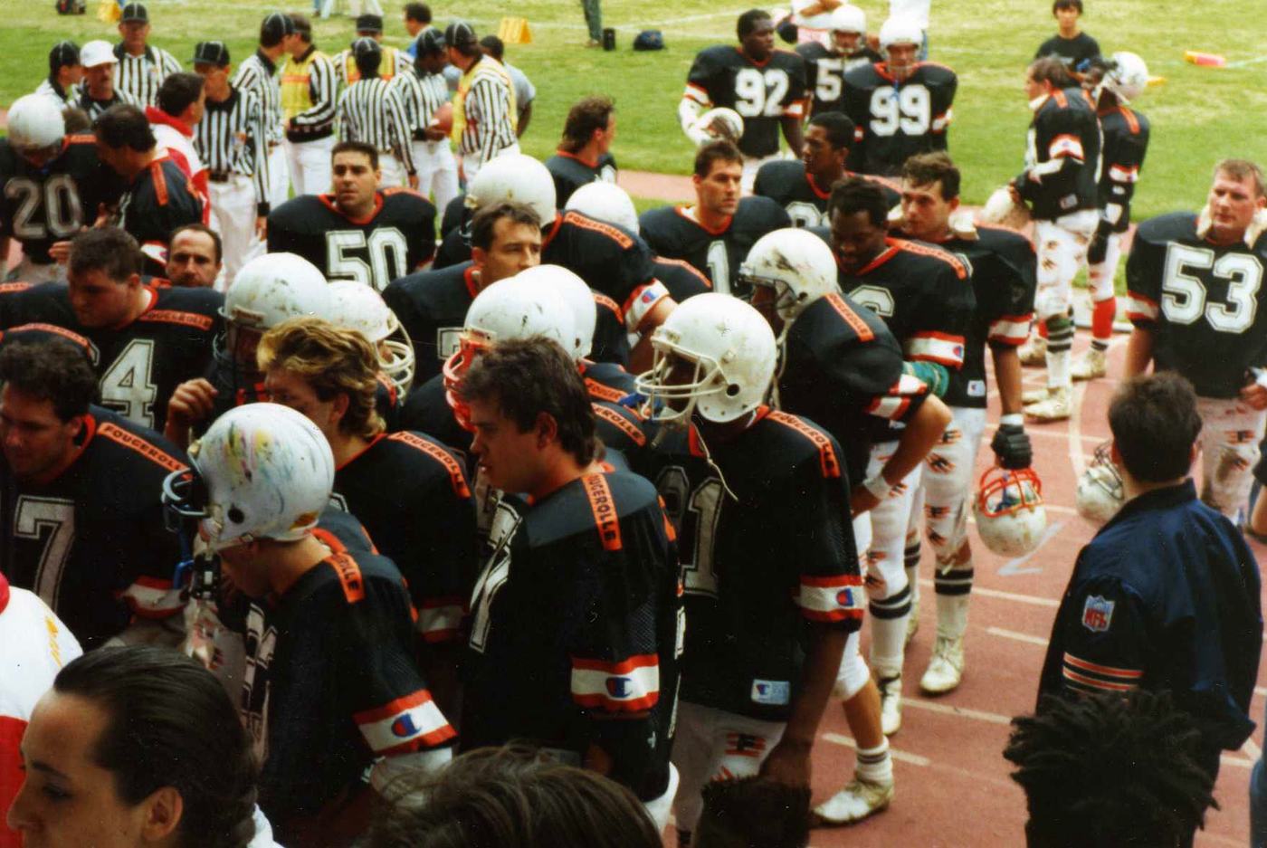 Le groupe des Castors de Paris au bord de la piste, casques blancs et maillots bleu nuit floqués Fougerolle, football américain français des années 1990