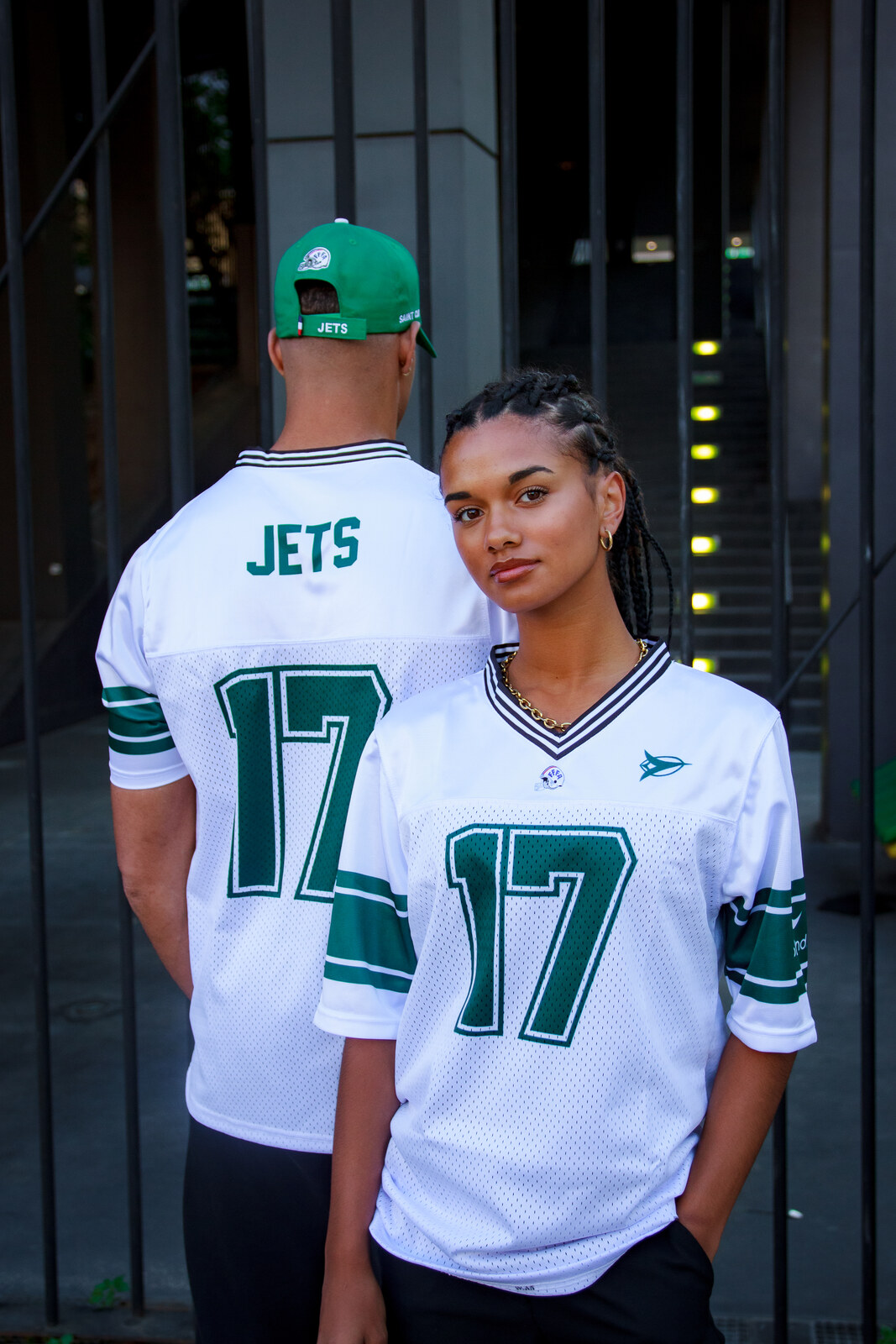 Deux personnes en maillot Heritage Jets de Saint-Cloud, dos floqué JETS 17 et numéro 17 de face, collection Capland aujourd'hui