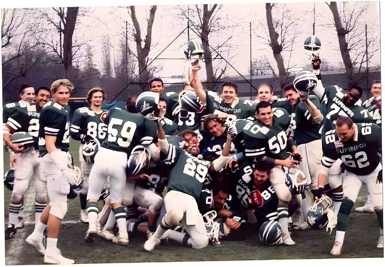 Les Jets de Saint-Cloud fêtent leur victoire, maillots verts et blancs, football américain français des années 1980